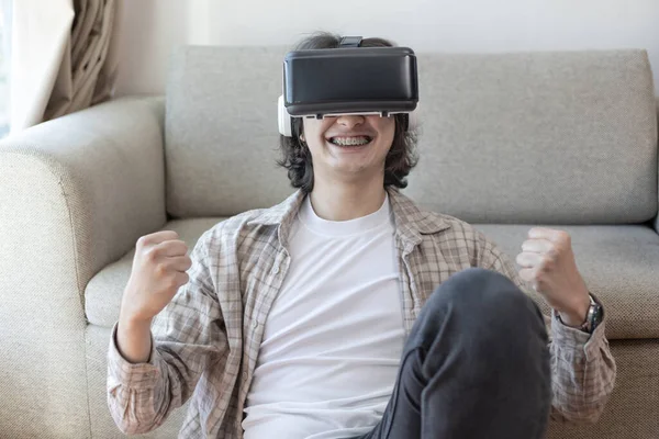 Sanal gerçeklik gözlüğü takan adam heyecan dolu bir 3 boyutlu oyun oynuyor, sanal gerçeklik gözlüklü adam, VR, gelecek oyunları, Gadget 'lar, Teknoloji, White Backgroun