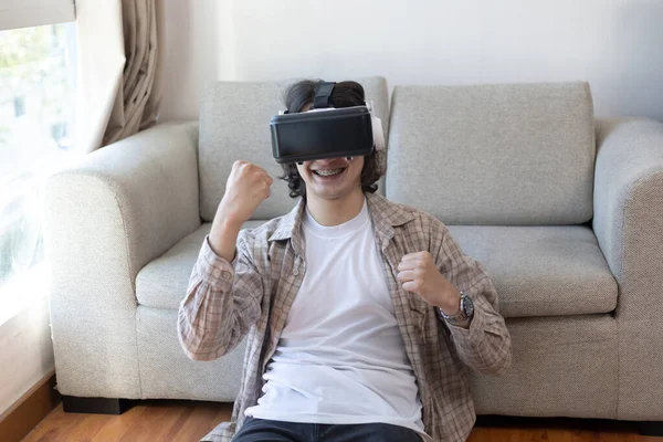 Sanal gerçeklik gözlüğü takan adam heyecan dolu bir 3 boyutlu oyun oynuyor, sanal gerçeklik gözlüklü adam, VR, gelecek oyunları, Gadget 'lar, Teknoloji, White Backgroun