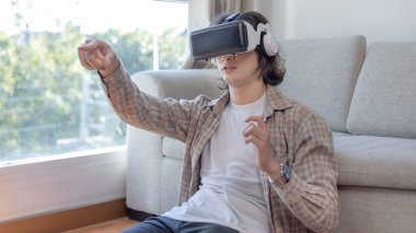 Sanal gerçeklik gözlüğü takan adam heyecan dolu bir 3 boyutlu oyun oynuyor, sanal gerçeklik gözlüklü adam, VR, gelecek oyunları, Gadget 'lar, Teknoloji, White Backgroun