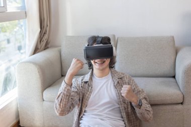 Sanal gerçeklik gözlüğü takan adam heyecan dolu bir 3 boyutlu oyun oynuyor, sanal gerçeklik gözlüklü adam, VR, gelecek oyunları, Gadget 'lar, Teknoloji, White Backgroun