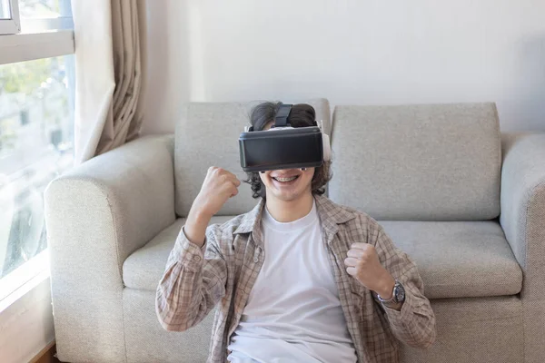 Sanal gerçeklik gözlüğü takan adam heyecan dolu bir 3 boyutlu oyun oynuyor, sanal gerçeklik gözlüklü adam, VR, gelecek oyunları, Gadget 'lar, Teknoloji, White Backgroun