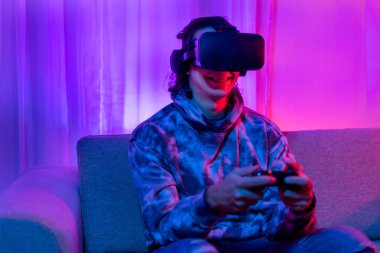 Adam sanal gerçeklik gözlüğü takıyor ve eğlence için joystick kullanıyor, sanal gerçeklik gözlüklü erkek, VR, gelecek oyunları, Gadgets, Teknoloji, kırmızı ve mavi arka plan, VR oyun konsepti. 