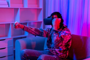 İnsan sanal gerçeklik gözlüğü takar ve eğlenceli, VR, Future Games, Technology, Red and Blue Controller, Touch Controller, Bluetooth Uzaktan Kumanda, VR oyun konsepti ile oyun oynamak için joystick kullanır.