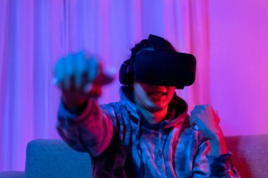 İnsan sanal gerçeklik gözlüğü takar ve eğlenceli, VR, Future Games, Technology, Red and Blue Controller, Touch Controller, Bluetooth Uzaktan Kumanda, VR oyun konsepti ile oyun oynamak için joystick kullanır.