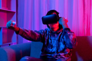 İnsan sanal gerçeklik gözlüğü takar ve eğlenceli, VR, Future Games, Technology, Red and Blue Controller, Touch Controller, Bluetooth Uzaktan Kumanda, VR oyun konsepti ile oyun oynamak için joystick kullanır.