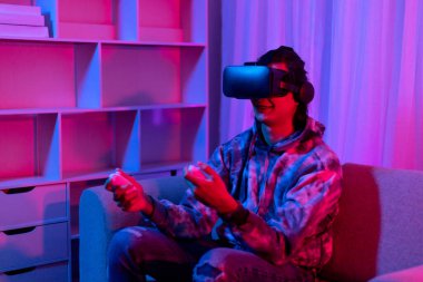 İnsan sanal gerçeklik gözlüğü takar ve eğlenceli, VR, Future Games, Technology, Red and Blue Controller, Touch Controller, Bluetooth Uzaktan Kumanda, VR oyun konsepti ile oyun oynamak için joystick kullanır.