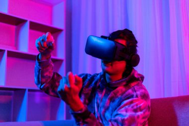 İnsan sanal gerçeklik gözlüğü takar ve eğlenceli, VR, Future Games, Technology, Red and Blue Controller, Touch Controller, Bluetooth Uzaktan Kumanda, VR oyun konsepti ile oyun oynamak için joystick kullanır.