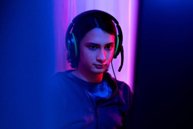 Gençler E-Sport oyunları veya flamalar, online oyun, eğlence veya teknoloji oyunlarından hoşlanan erkekler, profesyonel canlı performans, odaklanma monitörü, kırmızı ve mavi arka plan.