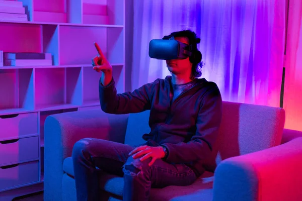 Man Wearing Virtual Reality Glasses Playing Game Excitement Pilot Zdalnego — Zdjęcie stockowe