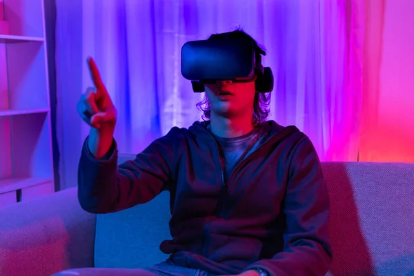 Man Wearing Virtual Reality Glasses Playing Game Excitement Pilot Zdalnego — Zdjęcie stockowe