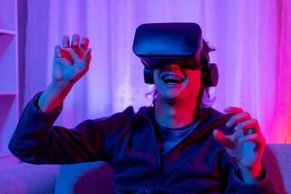 Man Wearing Virtual Reality Glasses Playing Game Excitement Pilot Zdalnego — Zdjęcie stockowe