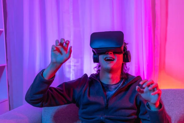 Man Wearing Virtual Reality Glasses Playing Game Excitement Pilot Zdalnego — Zdjęcie stockowe