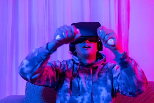Mens Draagt Een Virtual Reality Bril Gebruikt Joystick Games Spelen — Stockfoto