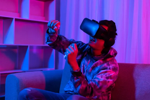 Homem Usa Óculos Realidade Virtual Usa Joystick Para Jogar Jogos — Fotografia de Stock