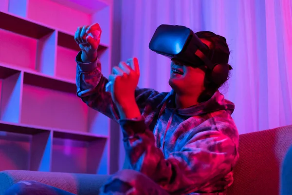 Ember Visel Virtuális Valóság Szemüveg Használja Joystick Játszani Játékok Szórakoztató — Stock Fotó