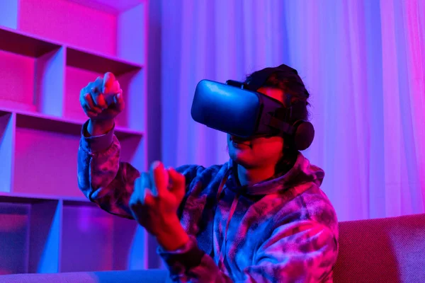 Ember Visel Virtuális Valóság Szemüveg Használja Joystick Játszani Játékok Szórakoztató — Stock Fotó