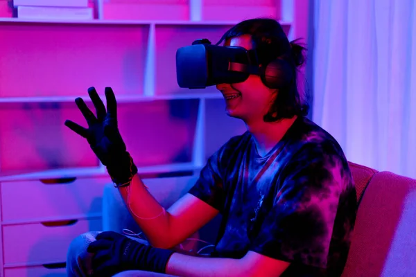 Férfi Visel Virtuális Valóság Szemüveg Játszik Egy Játék Izgalom Bluetooth — Stock Fotó
