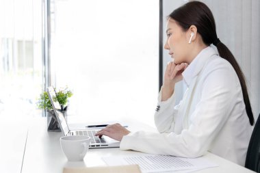 İş kadını çalışmak için dizüstü bilgisayar kullanıyor, ofiste çalışan Asyalı kadın, teknoloji ve internet iletişimi dünyası, finansal işlemleri yürütmek için bilgisayar kullanıyor..