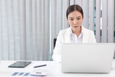 İş kadını çalışmak için dizüstü bilgisayar kullanıyor, ofiste çalışan Asyalı kadın, teknoloji ve internet iletişimi dünyası, finansal işlemleri yürütmek için bilgisayar kullanıyor..