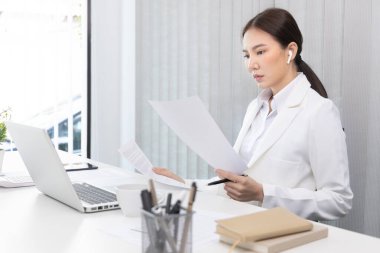 İş kadını, özel ofis odasında veri grafiğini analiz ediyor, grafik verilerini sunuyor ve takım toplantılarına katılan yöneticiler için iş dünyası için analiz ve geliştirme stratejileri planlıyor..