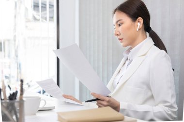 İş kadını, özel ofis odasında veri grafiğini analiz ediyor, grafik verilerini sunuyor ve takım toplantılarına katılan yöneticiler için iş dünyası için analiz ve geliştirme stratejileri planlıyor..