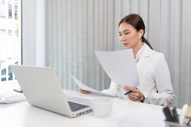 İş kadını, özel ofis odasında veri grafiğini analiz ediyor, grafik verilerini sunuyor ve takım toplantılarına katılan yöneticiler için iş dünyası için analiz ve geliştirme stratejileri planlıyor..