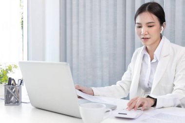 İş kadını, özel ofis odasında veri grafiğini analiz ediyor, grafik verilerini sunuyor ve takım toplantılarına katılan yöneticiler için iş dünyası için analiz ve geliştirme stratejileri planlıyor..