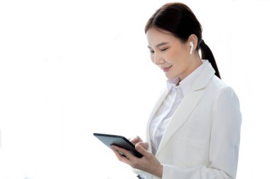 Ofiste çalışmak için tablet kullanan bir iş kadını.