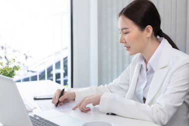 Finans işkadını şirketin kâr ve büyüme, piyasa araştırma raporları ve gelir istatistikleri, Finansal ve Muhasebe kavramı yaratma performansının grafiğini analiz ediyor.