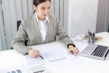 Finans işkadını şirketin kâr ve büyüme, piyasa araştırma raporları ve gelir istatistikleri, Finansal ve Muhasebe kavramı yaratma performansının grafiğini analiz ediyor.