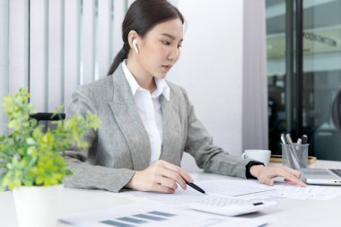 Finans işkadını şirketin kâr ve büyüme, piyasa araştırma raporları ve gelir istatistikleri, Finansal ve Muhasebe kavramı yaratma performansının grafiğini analiz ediyor.