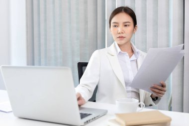 İş kadını, özel ofis odasında veri grafiğini analiz ediyor, grafik verilerini sunuyor ve takım toplantılarına katılan yöneticiler için iş dünyası için analiz ve geliştirme stratejileri planlıyor..