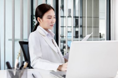 İş kadını, özel ofis odasında veri grafiğini analiz ediyor, grafik verilerini sunuyor ve takım toplantılarına katılan yöneticiler için iş dünyası için analiz ve geliştirme stratejileri planlıyor..