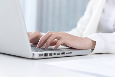 İş kadınının eli bilgisayarın klavyesinde, teknoloji ve internet iletişiminde finansal işlemleri yürütmek için bilgisayarları kullanıyor çünkü kolaylık ve hız, çalışma konsepti....