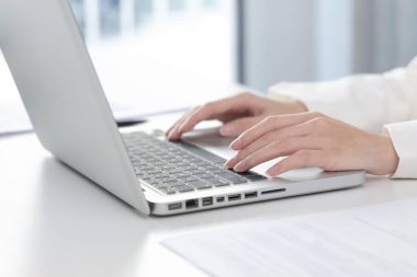 İş kadınının eli bilgisayarın klavyesinde, teknoloji ve internet iletişiminde finansal işlemleri yürütmek için bilgisayarları kullanıyor çünkü kolaylık ve hız, çalışma konsepti....