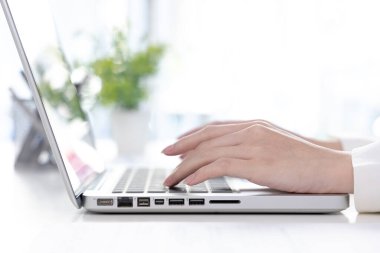 İş kadınının eli bilgisayarın klavyesinde, teknoloji ve internet iletişiminde finansal işlemleri yürütmek için bilgisayarları kullanıyor çünkü kolaylık ve hız, çalışma konsepti....