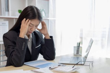 Asyalı kadın çalışanlar yapılan hatalar, umutsuzluk ya da hayal kırıklığı, üzüntü duygusu, acı çekme, umutsuzluk, başarısızlık, felaket, iflas, korkmuş, panik, hayatın başarısızlığı....