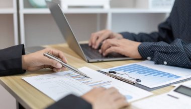 Ticari beyin fırtınası, pazarlamacılar ve konferans liderleri iş planları ve pazarlama stratejileri hakkında veri analizi için dizüstü bilgisayar kullanarak, toplantılarda iş veri grafikleri kullanarak.