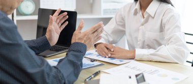 Beyin fırtınası ekibi, pazarlamacılar ve finans muhasebecileri bir şirketin büyüme ve geliştirme stratejisini, takım toplantılarını ya da iş danışmanlığını planlamak için çizelgeleri tartışıyor ve analiz ediyorlar..