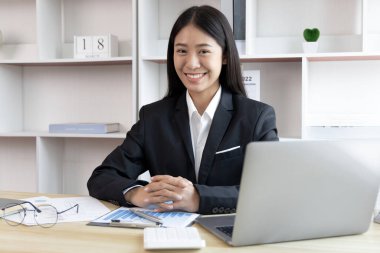 İş kadını çalışmak için dizüstü bilgisayar kullanıyor, ofiste çalışan Asyalı kadın, teknoloji ve internet iletişimi dünyası, finansal işlemleri yürütmek için bilgisayar kullanıyor..