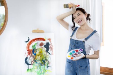 Ressam kadın ressam tuvalde, sanatçı stüdyosunun içinde, suluboya, çizim malzemeleri, resim ve yaratıcılık ile çizim, çizgilerle, sanatsal çalışmalarla, boya fırçasıyla,.