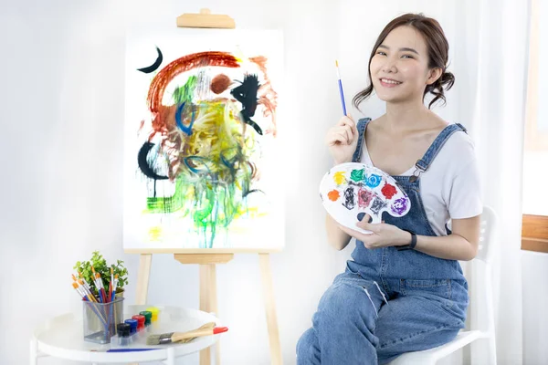 Female Artist Painting Canvas Artist Studio Interior Draw Watercolor Drawing — Stock Photo, Image