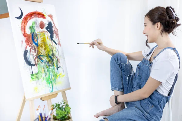 Female Artist Painting Canvas Artist Studio Interior Draw Watercolor Drawing — Zdjęcie stockowe