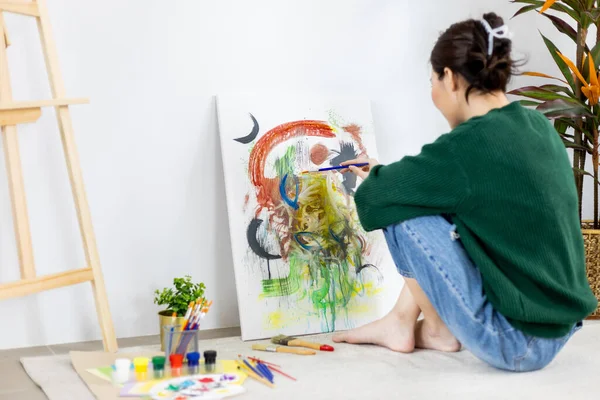 Female Artist Painting Canvas Artist Studio Interior Draw Watercolor Drawing — Stock Photo, Image