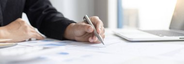 Finans işadamları şirketin kâr ve büyüme, piyasa araştırma raporları ve gelir istatistikleri, Finansal ve Muhasebe kavramı yaratma performansının grafiğini analiz ediyor.