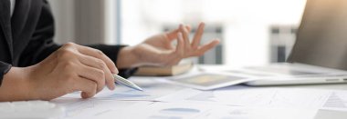 Finans işadamları şirketin kâr ve büyüme, piyasa araştırma raporları ve gelir istatistikleri, Finansal ve Muhasebe kavramı yaratma performansının grafiğini analiz ediyor.