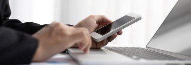 Finans işadamları şirketin kâr ve büyüme, piyasa araştırma raporları ve gelir istatistikleri, Finansal ve Muhasebe kavramı yaratma performansının grafiğini analiz ediyor.