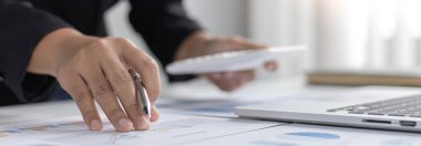 Finans işadamları şirketin kâr ve büyüme, piyasa araştırma raporları ve gelir istatistikleri, Finansal ve Muhasebe kavramı yaratma performansının grafiğini analiz ediyor.