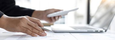 Finans işadamları şirketin kâr ve büyüme, piyasa araştırma raporları ve gelir istatistikleri, Finansal ve Muhasebe kavramı yaratma performansının grafiğini analiz ediyor.