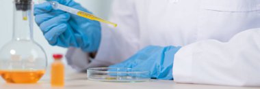 Bilim insanları ya da doktorlar, antiviral ilaçların yeni türlerini analiz ederek hastalara bağışıklık kazanmak için aşı enjekte ediyorlar.